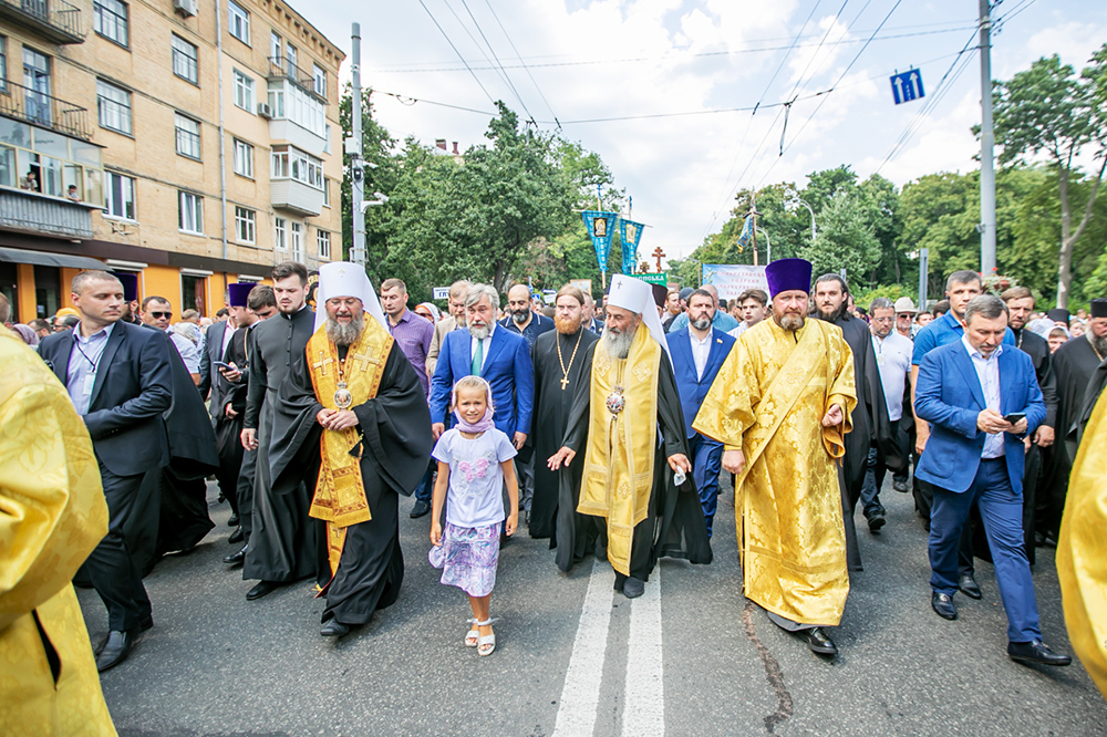 В Киеве прошёл самый масштабный за последние годы крестный ход — 350 000 человек прошли по центру украинской столицы