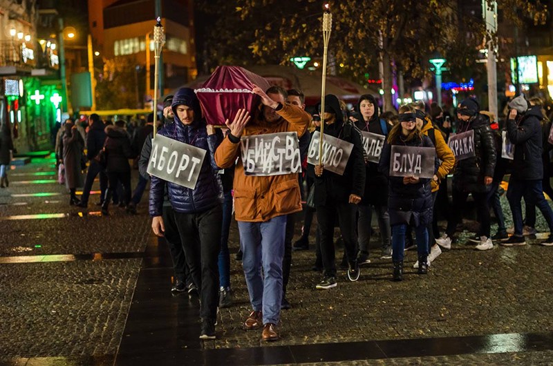 На Хеллоуин христиане Днепра пронесли гроб по центру города